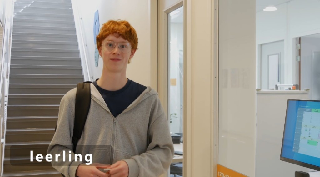 Leerling bij een EduDisplay-scherm met persoonlijk rooster